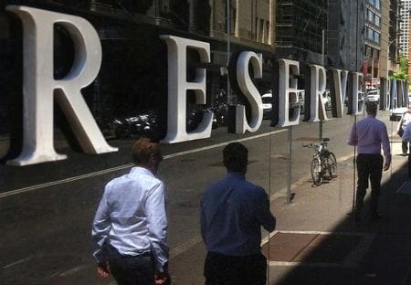 　８月２９日、オーストラリア準備銀行（中央銀行）のブロック副総裁は、気候変動によりインフレ率の振れ幅が大きくなる公算が大きいと指摘し、適切な金利水準の設定が難しくなり将来の政策に不確実性をもたらす恐れがあると述べた。写真はシドニーの同行前で２０１７年２月撮影（２０２３年　ロイター／Steven Saphore）
