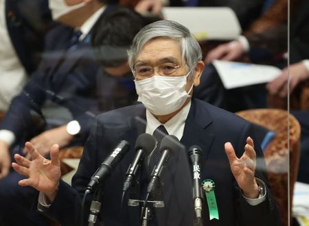 　３月２５日、黒田日銀総裁はＥＴＦの買い入れについて、２％の物価目標達成に時間がかかるため当分続けるとの従来見解を繰り返した上で、仮に保有株を処分する場合は金融政策決定会合で処分方針を決めると述べた。国会で２月撮影（２０２１年　時事通信）