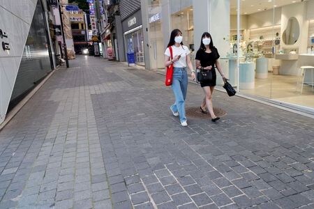 　韓国の金富謙首相は２０日、新型コロナウイルスの感染急増を防ぐために、ソーシャルディスタンス（社会的距離）に関する規制を２週間延長すると発表した。写真はソウルで７月撮影（２０２１年　ロイター／HEO RAN）