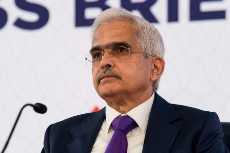 インド準備銀行（中央銀行）のダス総裁（写真）は１７日、国内のコアインフレ率はこのところ大幅に低下しているものの、引き続きディスインフレ（インフレ沈静化）に向けた金融政策を維持する必要があるとの認識を示した。２０２３年４月、ワシントンで撮影（２０２４年　ロイター/Elizabeth Frantz）