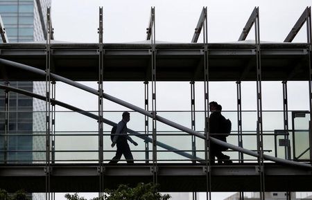 　総務省が２９日発表した８月の完全失業率（季節調整値）は２．７％、厚生労働省が発表した有効求人倍率（季節調整値）は１．２９倍となり、ともに前月と同水準だった。写真は２０２０年６月、都内で撮影（２０２３年　ロイター／Issei Kato）