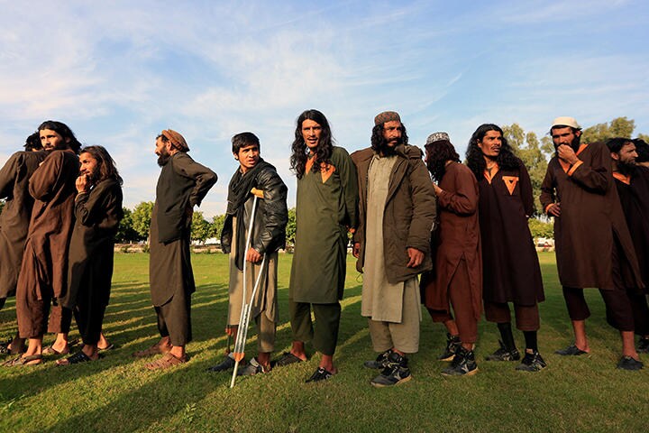 アフガン政府に投降したIS系組織のメンバー（2019年11月、ナンガルハル州ジャララバード）　Parwiz-REUTERS