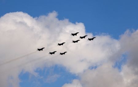 ロシア国防省は７日、ロシアと中国の長距離戦略爆撃機が日本海、東シナ海、西太平洋上空で合同でパトロール飛行を行ったと発表した。一時的に「特定の国」のジェット戦闘機も合流したとしている。  （２０２３年　ロイター／Evgenia Novozhenina）