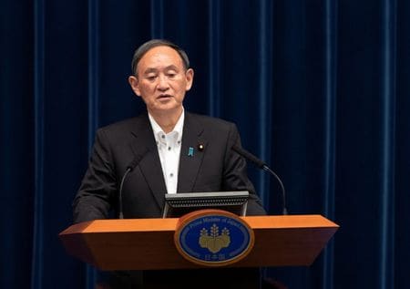 　５月１４日、菅義偉首相は、緊急事態宣言の対象に北海道と岡山・広島県を追加した判断について、専門家から強いメッセージが必要との指摘があったためなどと説明した。写真は７日代表撮影（２０２１年　ロイター）