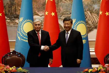 　５月１７日、中国の習国家主席（右）は、西安を訪れたカザフスタンのトカエフ大統領（左）と会談し、中国は「繁栄のときも逆境のときも」カザフとの一層の関係深化を望んでいると述べた。代表撮影（２０２３年　ロイター）