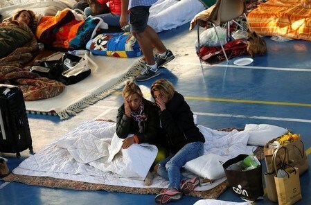 　８月２５日、イタリア中部を襲った地震発生から一夜明けた。当局は夜を徹して救出・捜索活動を行っているが、これまでに２４７人が死亡した。写真はアマトリーチェの避難所に身を寄せる住民ら（２０１６年　ロイター/Ciro De Luca）