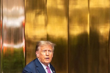 トランプ前米大統領の選挙キャンペーン関係者によると、麻生太郎自民党副総裁とトランプ氏は２３日（米国時間）、トランプタワー内で会談している。写真はトランプタワーに到着するトランプ氏。１９日撮影（２０２４年　ロイター／Eduardo Munoz）