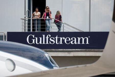 ガルフストリーム・エアロスペース社のロゴ、フランス・パリ近郊のル・ブルジェ空港で開催された第54回パリ国際航空ショー（2023年6月18日撮影）。REUTERS/Benoit Tessier