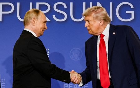 　９月１日、ロシアのプーチン大統領は８月に行われたトランプ米大統領との首脳会談で至った理解がウクライナ危機解決への道を開くものだと述べた。写真は８月１５日、アンカレジで会談する両首脳（２０２５年　ロイター/Kevin Lamarque）
