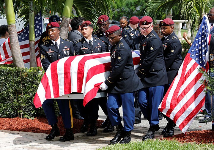 ニジェールで殺された米兵の亡骸を運ぶ儀仗兵（10月21日）　Joe Skipper-REUTERS