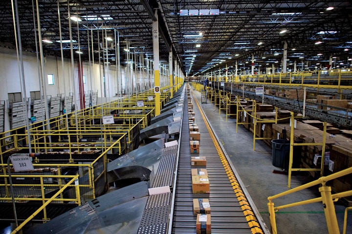 米ニュージャージー州の アマゾンの集配センター　MARK MAKELA／GETTY IMAGES