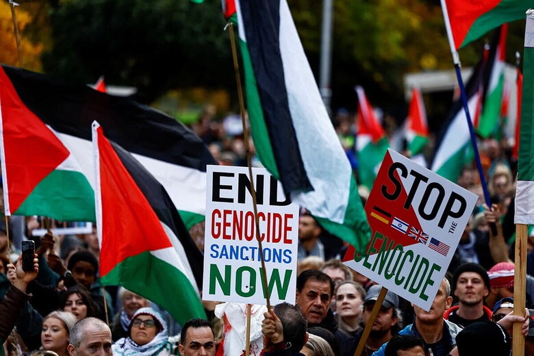 ガザ地区で苦境のただなかにいるパレスチナ人との連帯を示す人々（11月18日、アイルランド・ダブリン）　Clodagh Kilcoyne-REUTERS