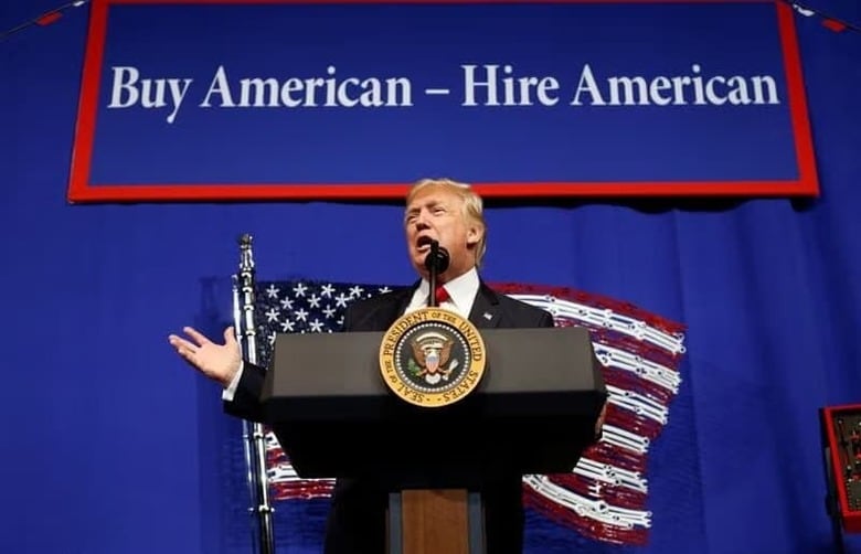 パニック、怒り、失望──。トランプ米政権が外国人労働者抑制の一環として打ち出した、高度な専門技能を持つ人向けの就労ビザ「Ｈ－１Ｂ」の巨額手数料が大きな波紋を生んでいる。ウィスコンシン州ケノーシャで２０１７年４月撮影（２０２５年　ロイター／Kevin Lamarque）