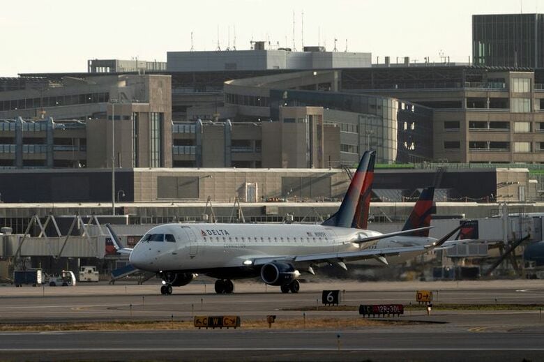 デルタ航空機、米ミネソタ州ミネアポリス・セントポール国際空港で2025年11月撮影  REUTERS/Tim Evans/File Photo