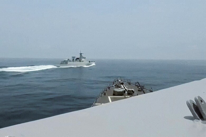 台湾海峡で米駆逐艦チャンフーンの前を横切る中国艦（6月3日）　DEFENSE VISUAL INFORMATION DISTRIBUTION SERVICE-HANDOUT-REUTERS
