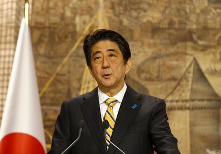 　１１月１７日、サクソバンクのヤコブセンＣＩＯはアベノミクスについて「すでに失敗しており、日本には円高が必要と述べた。写真はトルコで会見する安倍晋三首相。１１月１４日撮影（２０１５年　ロイター／Osman Orsal）