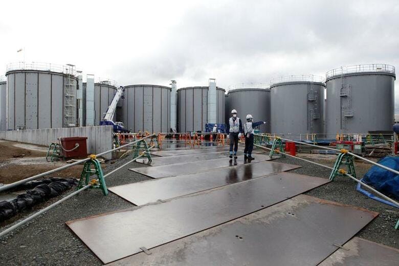 読売新聞など国内メディアは、政府が東京電力福島第1原子力発電所にたまる処理水を海に放出する方針を固めたと報じた。写真は原発敷地内にある汚染水の貯蔵タンク。福島県大熊町で1月撮影(2020年　ロイター/Aaron Sheldrick)