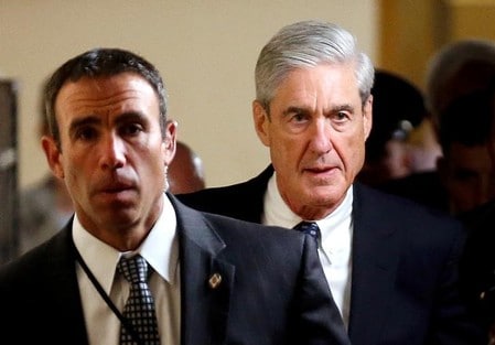 ２月１６日、ロシアの米大統領選干渉疑惑などを捜査するモラー連邦特別検察官（右）の事務所は、大陪審がロシア国籍の１３人と、ロシア関連の３団体を起訴したと発表した。写真は２０１７年６月、ワシントンで撮影（２０１８年　ロイター／Joshua Roberts）