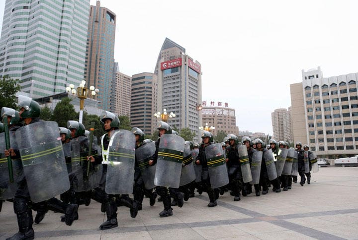 中国はウイグル人の抗議活動を徹底的に抑え込む構え（写真は13年7月、新彊ウイグル自治区のウルムチ市）REUTERS