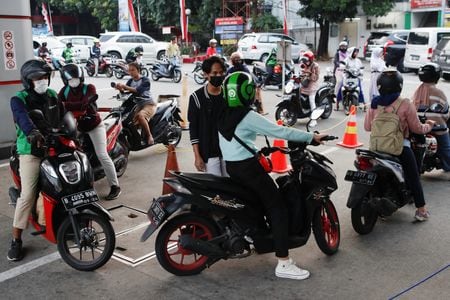 インドネシア政府が３日に政府補助金付き燃料の価格引き上げを発表したことで、同国中央銀行が利上げペースを加速させる──。エコノミストの間でこうした見方が広がっている。写真はジャカルタ市内、８月撮影（２０２２年　ロイター／Ajeng Dinar Ulfiana）