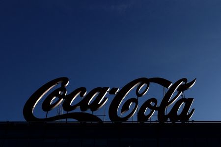 写真はコカ・コーラのロゴ。2024年3月、ブリュッセルで撮影。REUTERS/Yves Herman