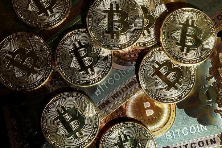 ３月１１日、暗号資産（仮想通貨）のビットコインは７万０４００ドルを超えて史上最高値を更新した。写真は９日、パリで撮影（２０２４年　ロイター/Benoit Tessier）
