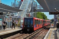 「遅刻の理由」「上司にどう説明すれば...」列車の前を堂々歩き、思い切り遅延させた「意外すぎる犯人」にネット騒然