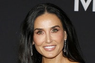 「やけ食い？」オスカー主演女優賞を逃したデミ・ムーア、バスローブ姿でのフライドポテト片手に笑顔ショットが話題に