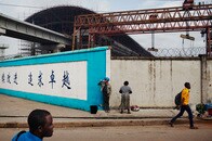中国マネーはアフリカをむしばむ麻薬なのか