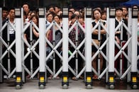 監視か献身か？　中国の母親、息子の授業に3年間同席で波紋