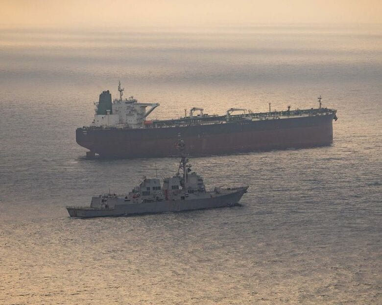 イラン湾港への入港を試みているとした船舶の近くを航行する米中央軍のミサイル駆逐艦「ラファエル・ペラルタ」。４月撮影の提供写真。U.S. Central Command/Handout via REUTERS