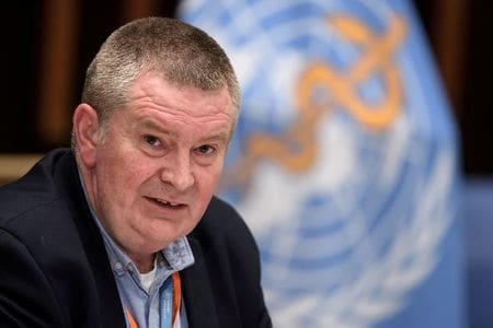 ８月２１日、世界保健機関（ＷＨＯ）で緊急事態対応を統括するマイク・ライアン氏は、ブラジルでの新型コロナウイルス感染動向について、安定もしくは下火になっているとした上で、今後の展開を注視する考えを示した。写真は７月３日、ジュネーブで記者会見するライアン氏（２０２０年　ロイター／Fabrice Coffrini）