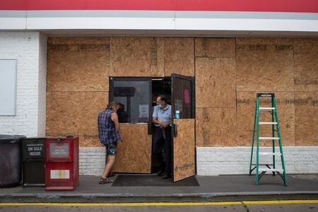 米国立ハリケーン・センター（ＮＨＣ）は２６日、米国に接近中のハリケーン「ローラ」が勢力を強め、５段階のうち２番目に強い「カテゴリー４」に発達したと発表した。テキサス州ガルブストンで２６日撮影（２０２０年　ロイター/ADREES LATIF）
