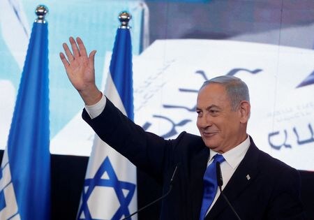 イスラエルのヘルツォグ大統領は１３日、右派「リクード」党首のネタニヤフ元首相（写真）に組閣を指示した。写真は２日撮影（２０２２年　ロイター／Ammar Awad）