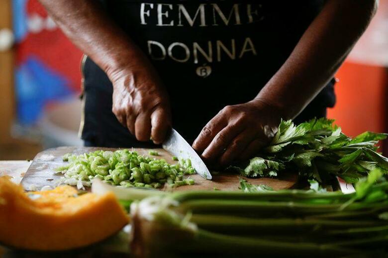 世界で食糧価格が上昇を続けている。主な原因と今後の見通しを整理した。写真は4月、ペルーの首都リマ近郊のスープキッチンで撮影（2022年　ロイター/Daniel Becerril）