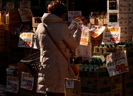 　２月２１日、 政府は２月の月例経済報告で、景気の総括判断を「このところ一部に弱さがみられるものの、緩やかに持ち直している」とした。都内の商店で１月撮影（２０２３年　ロイター/Issei Kato）