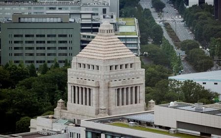 　松野博一官房長官は２６日午前の記者会見で、自民党の萩生田光一政調会長が防衛費増額のための増税について、詳細を決めて実施する前に衆院解散・総選挙で国民の信を問うべきだとの考えを示したことについて「解散権は首相の専権事項であり、私の立場でコメントすることは差し控える」と述べた。２０１６年７月撮影（２０２２年　ロイター／Toru Hanai）