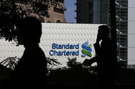 　５月６日、英スタンダード・チャータード（スタンチャート）銀行は、英政府による銀行への課税が再び引き上げられる見通しとし、本社をロンドンに維持するか、アジアへ移転するか検討する上で、こうした税負担の増加が主要な問題となっていると指摘した。香港で１月撮影（２０１５年　ロイター/Bobby Yip）