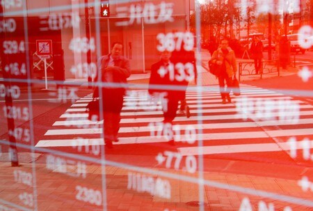 　１１月１日、寄り付きの東京株式市場で、日経平均株価は前営業日比１９６円５５銭安の２万２７３０円４９銭となり、反落した。写真は２０１８年１２月２７日、東京で撮影（２０１９年　ロイター/Kim Kyung-Hoon）