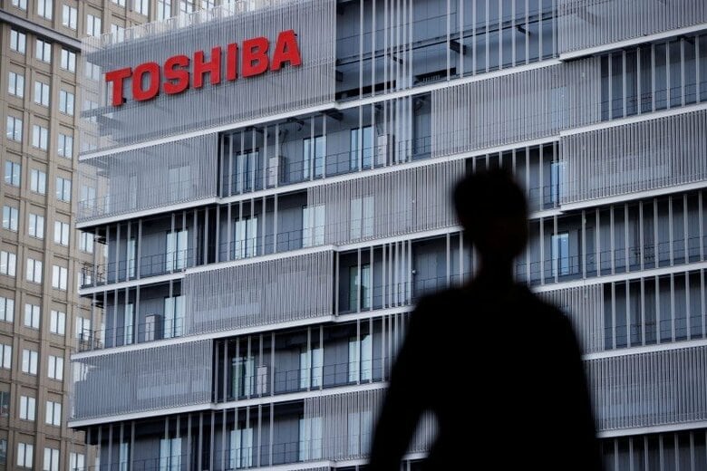 川崎市の東芝社屋。2023年4月撮影。REUTERS/Androniki Christodoulou