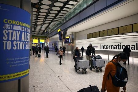 　６月２８日、英フィナンシャル・タイムズ（ＦＴ）紙は、特定の国からの渡航者に隔離措置を義務付けない「トラベルコリドー」（旅行通廊）を巡る米英の協議について、７月末までに結論が出る可能性は低いと伝えた。ロンドンで１月１８日撮影（２０２１年　ロイター/Henry Nicholls）