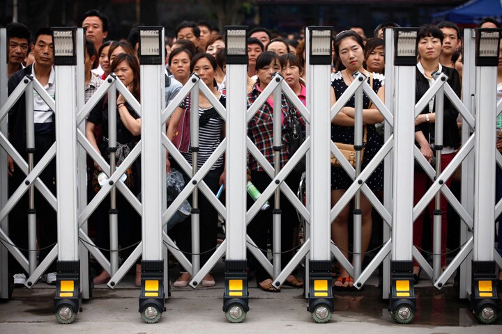 大学入試の試験会場の外で子供を待つ親たち　Stringer-REUTERS