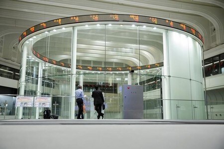 　１月３０日、寄り付きの東京株式市場で、日経平均株価は前営業日比９６円１２銭安の１万９３７１円２８銭となり、反落して始まった。２０１５年６月撮影（２０１７年　ロイター/Thomas Peter）
