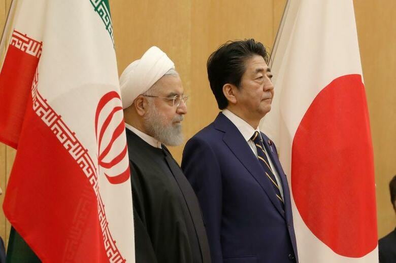 安倍晋三首相は、来日したイランのロウハニ大統領と会談し、2015年の核合意の履行を求めた。写真は都内で会談する安倍首相と労派に大統領。代表撮影（2019年　ロイター）