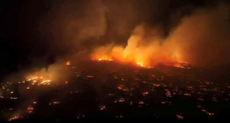 米ハワイ州のマウイ島で、大規模な森林火災が発生し、これまでに少なくとも6人が死亡した。写真はキヘイ地区の火災。ソーシャルメディアに投稿された動画より（2023年　ロイター）