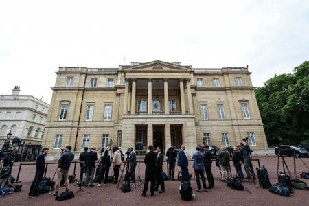 　米中が先週ロンドンで開催した通商協議では、国家安全保障に関わる輸出規制の重要な分野が未解決のまま残されており、より包括的な合意を脅かす争点になっていると、協議の詳細について説明を受けた関係者２人がロイターに語った。写真は米中協議の開催場所となったランカスター・ハウスの前で待機するメディア関係者。ロンドンで１０日撮影（２０２５年　ロイター/Toby Melville）