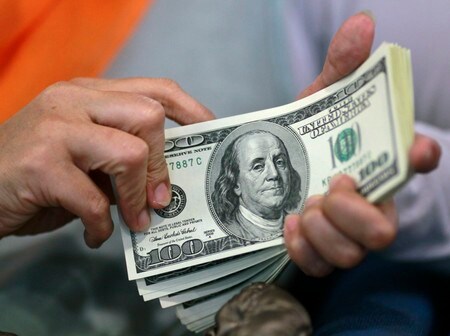 　１１月１８日、正午のドル／円は、１５日のニューヨーク市場午後５時時点に比べ、わずかにドル高／円安の１０８．８０／８２円。写真はジャカルタで２０１２年６月撮影（２０１９年　ロイター／Beawiharta）