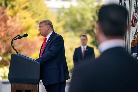 ９月７日、トランプ米大統領は米国が中国との取引をやめたとしても米国が失うものはないと述べ、米中経済の「デカップリング」について改めて言及した。写真は同日、ホワイトハウスで記者会見するトランプ大統領（２０２０年　ロイター／Sarah Silbiger）