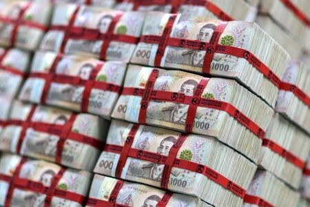 タイの通貨バーツがドルに対して４年ぶりの高水準に上昇し、経済成長の柱である輸出と観光を脅かしている。タイバーツ紙幣。２０２３年１月撮影（２０２５年　ロイター／Athit Perawongmetha）