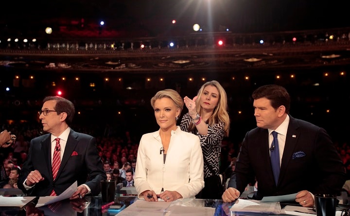 今年3月、共和党候補の討論会の司会に臨むケリー（中央）　Rebecca Cook-REUTERS